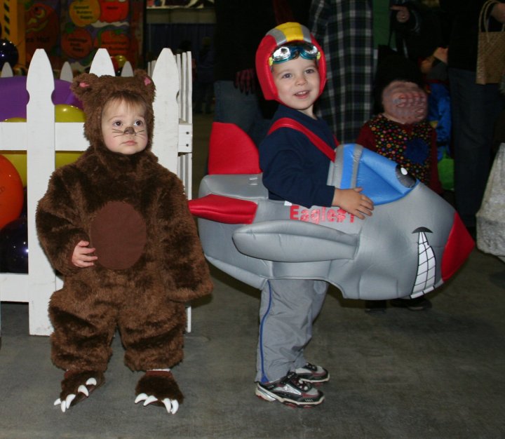10-26-07 trick or treat town 015_cropped